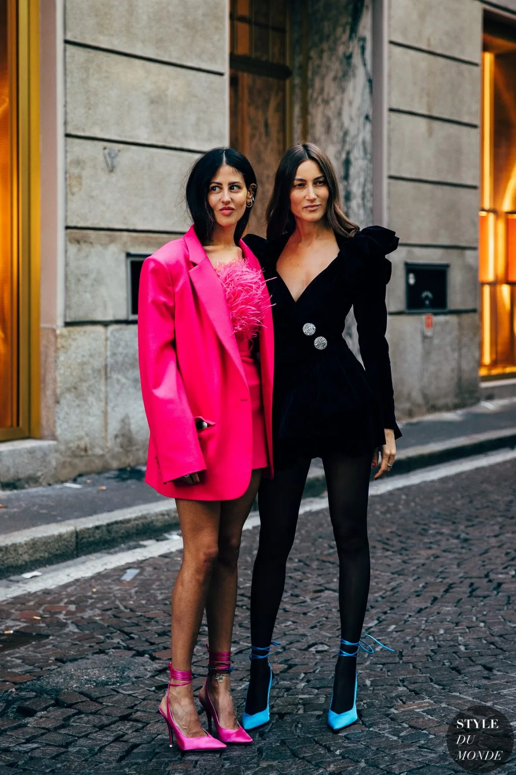đầm hồng blazer giày cao gót tuần lễ thời trang milan
