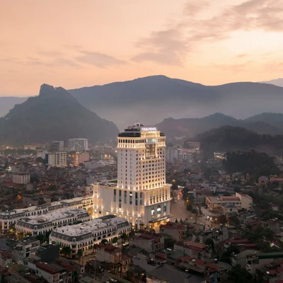 Four Points by Sheraton Hà Giang gây ấn tượng bởi hình khối cao tầng sắc nét, dựng lên giữa không gian đô thị đang dần mở rộng