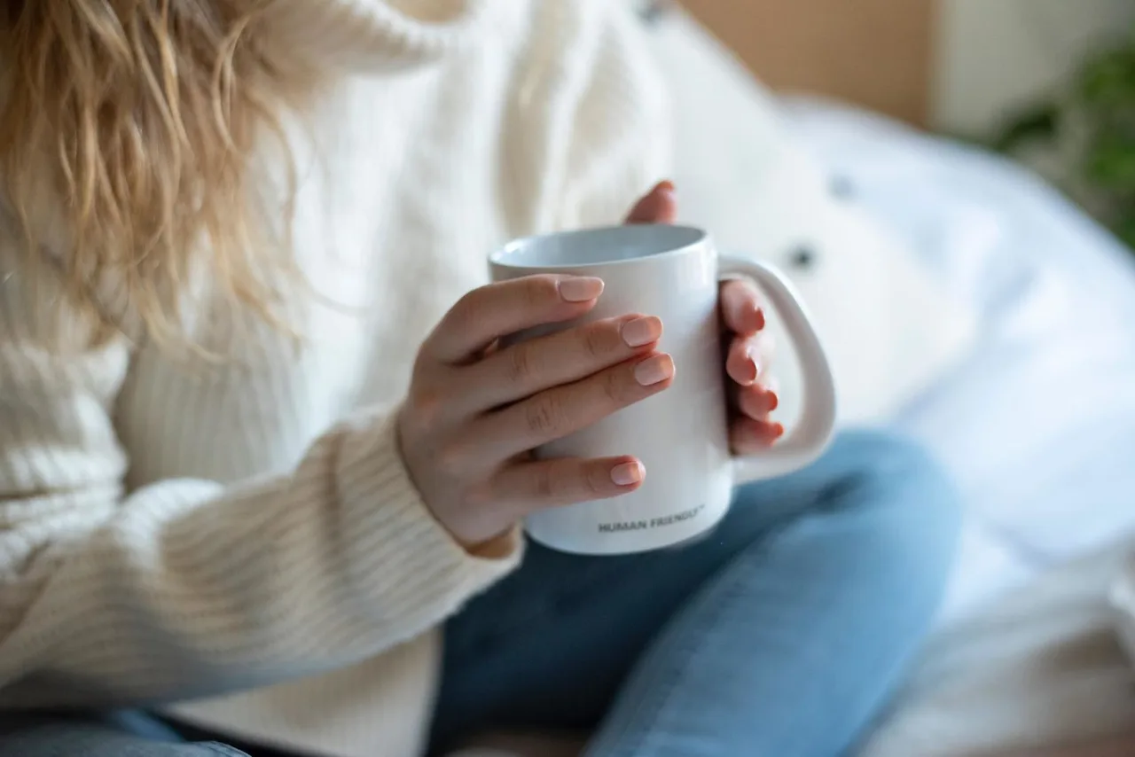 trắc nghiệm cầm ly lớn màu trắng