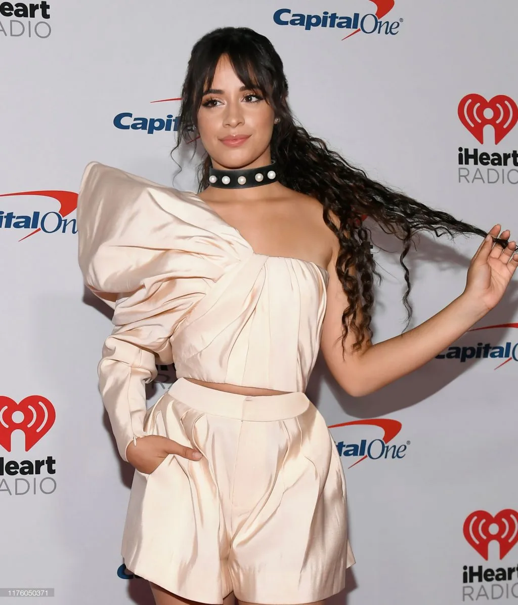 Camila Cabello xuất hiện tại thảm đỏ Capital One - iHeartRadio trong trang phục của NTK Công Tr