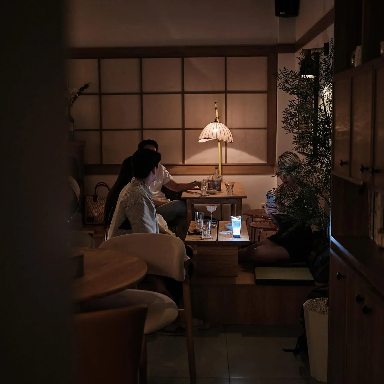 không gian thư giãn dành cho khách tại quán Home Bar Là Nhà