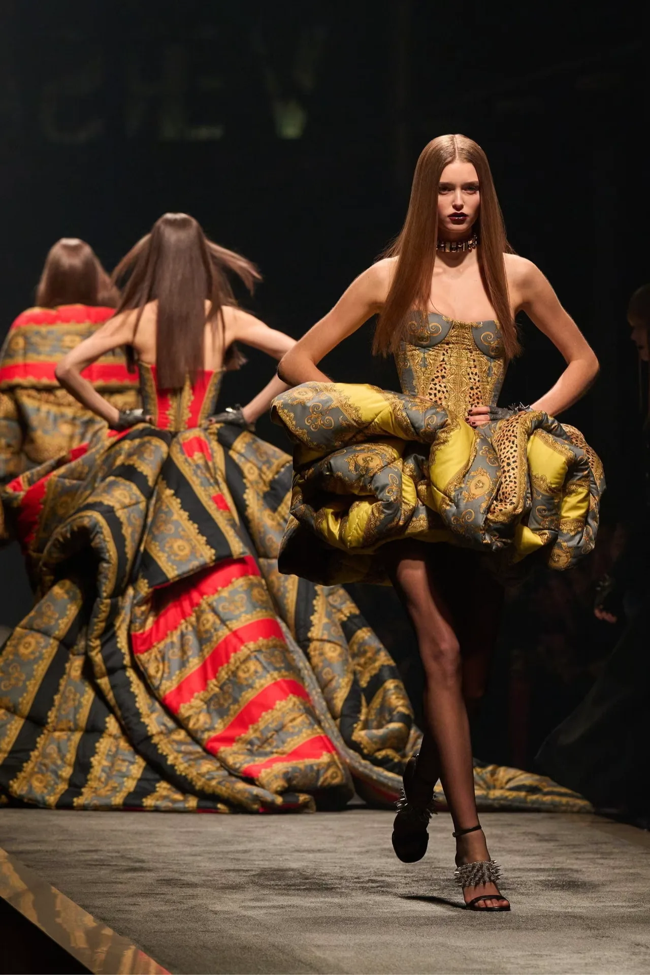 Versace họa tiết baroque thập niên 80 & "Power Dressing"