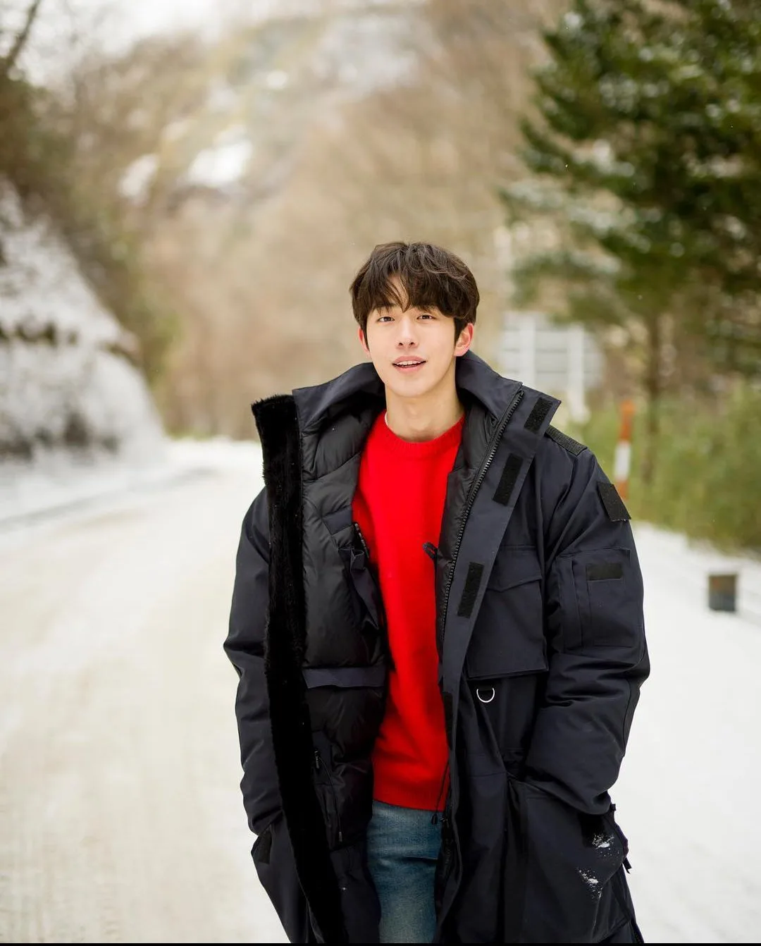 nam joo hyuk mặc áo đỏ khoác đen