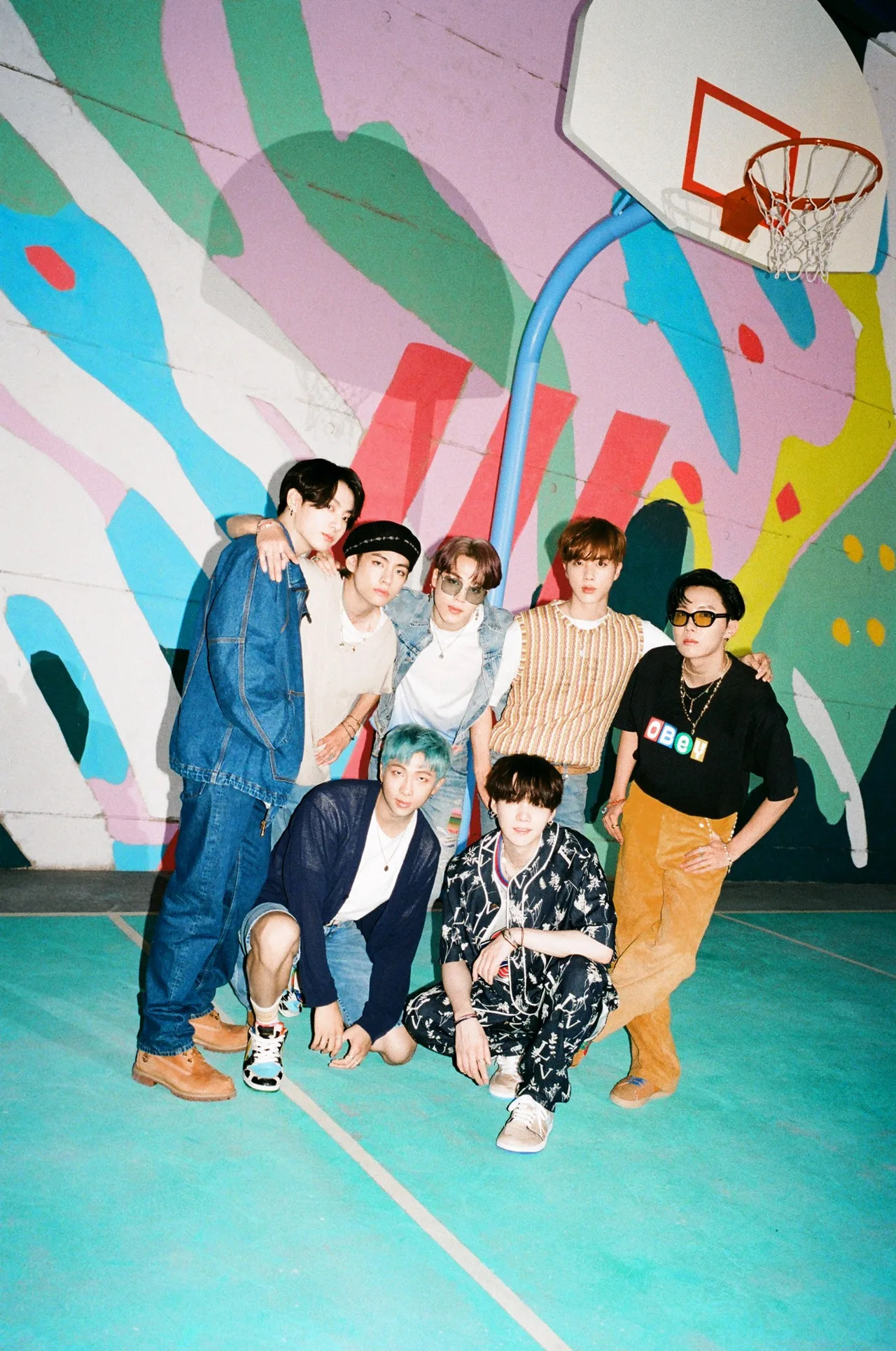 trang phục retro phong cách thập niên 90 của bts mv dynamite