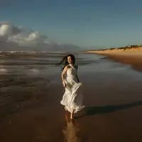 cô gái có nội tâm rạng rỡ chạy trên bãi biển elle