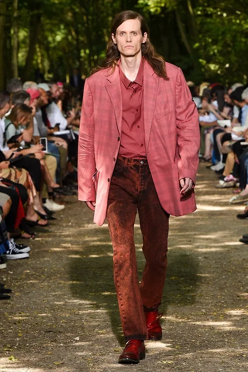 Voi Balenciaga, nguoi dan ong gia dinh tro nen thoi thuong hon bao gio het