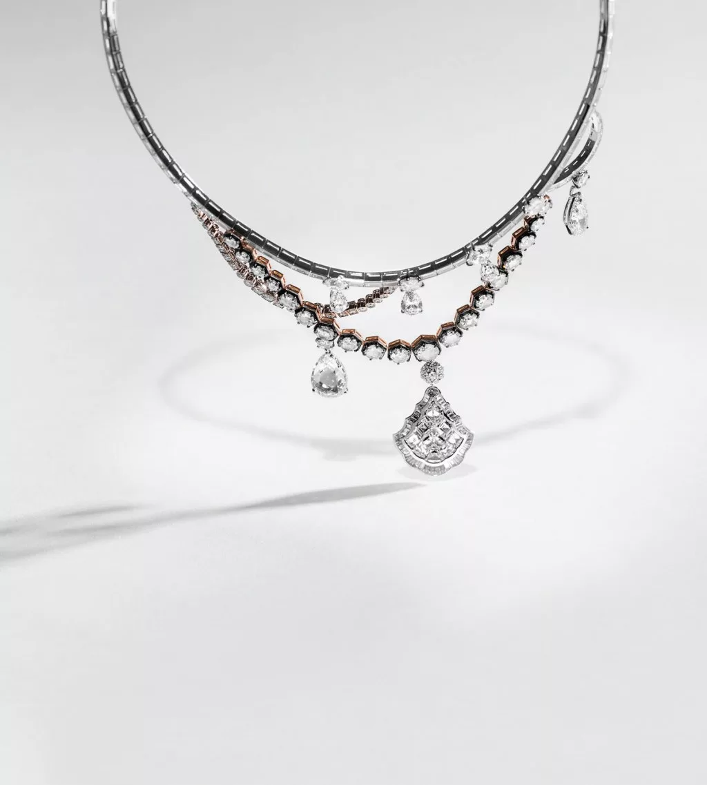 Giám đốc Nghệ thuật của Dior Joallerie lại tìm cảm hứng trong các chi tiết trang trí khác nhau ngay bên trong cung điện để tạo ra Dior À Versailles.