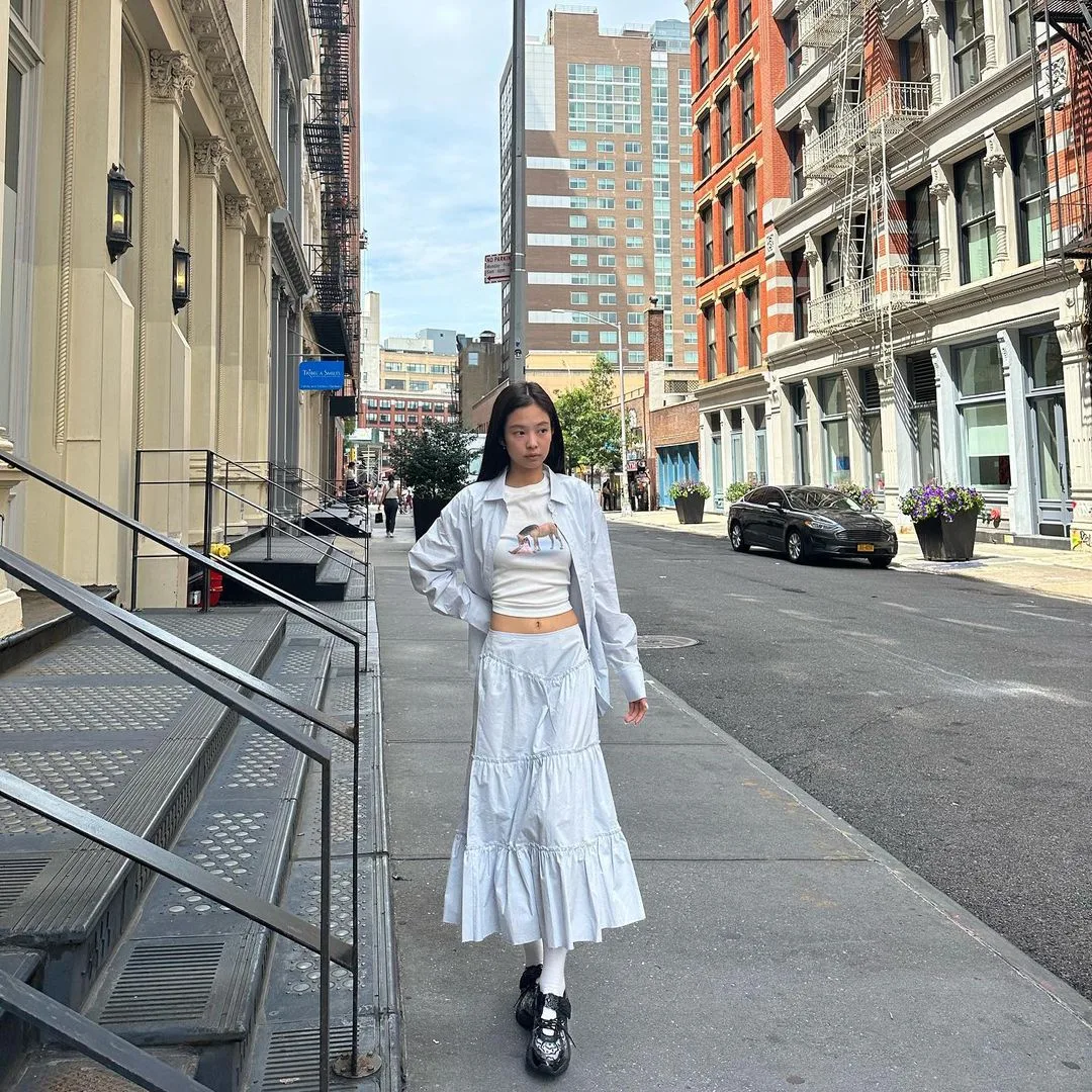 jennierubyjane diện váy maxi phối sơ mi