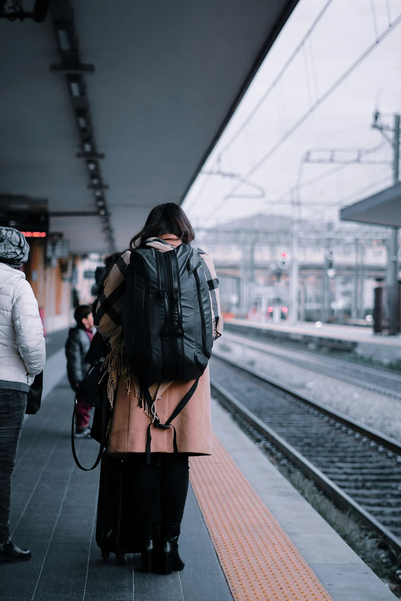 người phụ nữ đeo ba lô