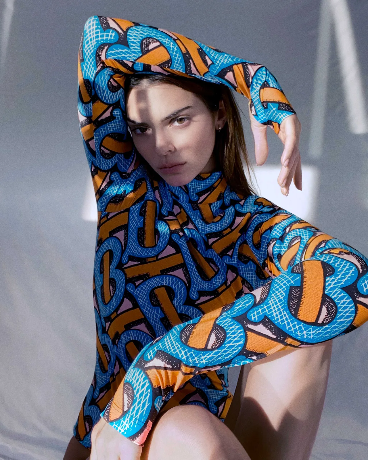 Kendall Jenner mặc bodysuit họa tiết trong BST Burberry TB Summer Monogram