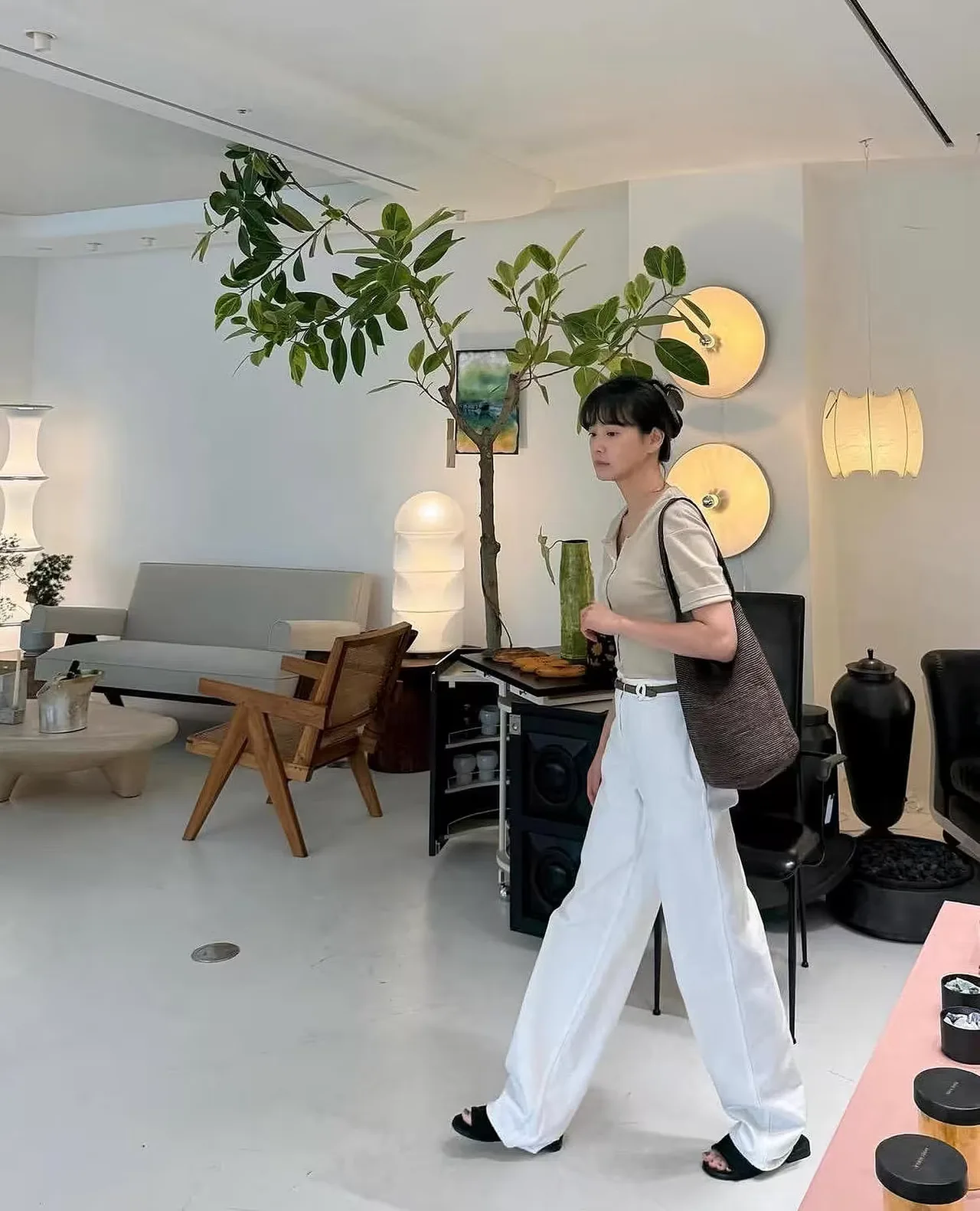 Yoon Seung Ah diện chiếc áo thun polo dệt kim mỏng màu kem ôm nhẹ cơ thể