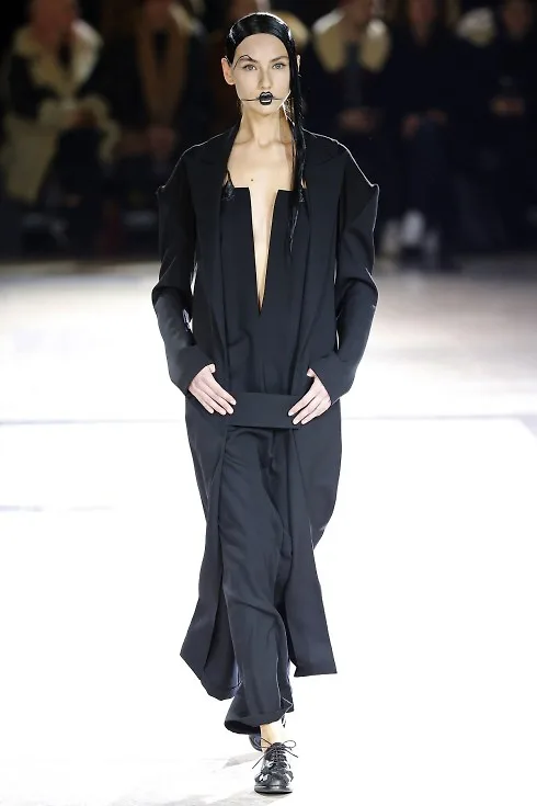 Yohji Yamamoto là tiên phong trong xu hướng thời trang phá vỡ cấu trúc đang rất nổi tại Tuần lễ thời trang Paris.