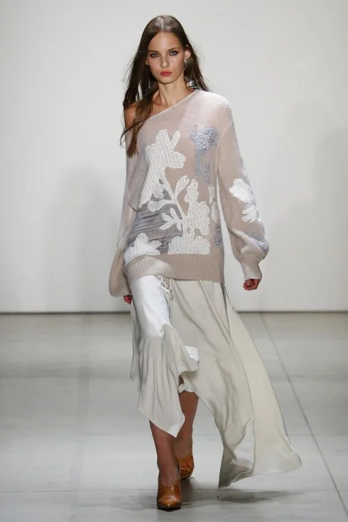 Áo len oversized kéo lệch vai từ Prabal Gurung