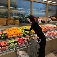 cô gái đang lựa thực phẩm trong siêu thị