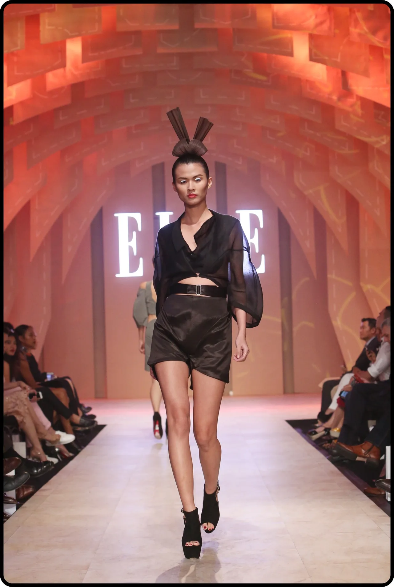 BST của NTK Nuchsuda tại ELLE Fashion Journey 2016