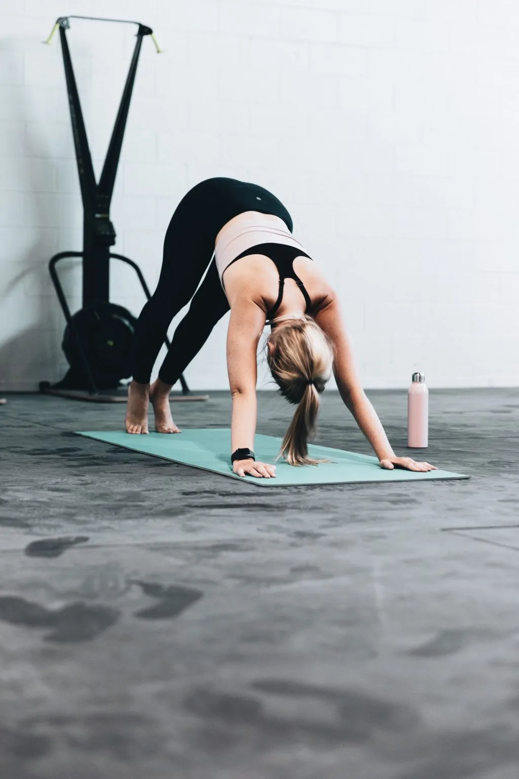 Vận động một cách khoa học. Phụ nữ tập yoga - vận động một cách khoa học.