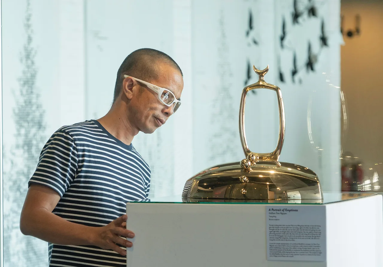 Nghệ sĩ Nguyễn Trần Ưu Đàm và tượng Chân dung của Rỗng.