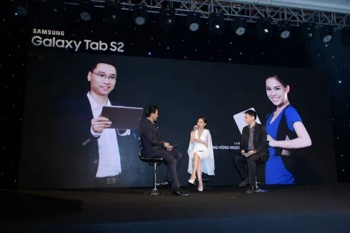 Bên cạnh đó, tính năng xử lý đa nhiệm của Galaxy Tab S2 cho phép người dùng xem và chạy hai ứng dụng cùng một lúc.