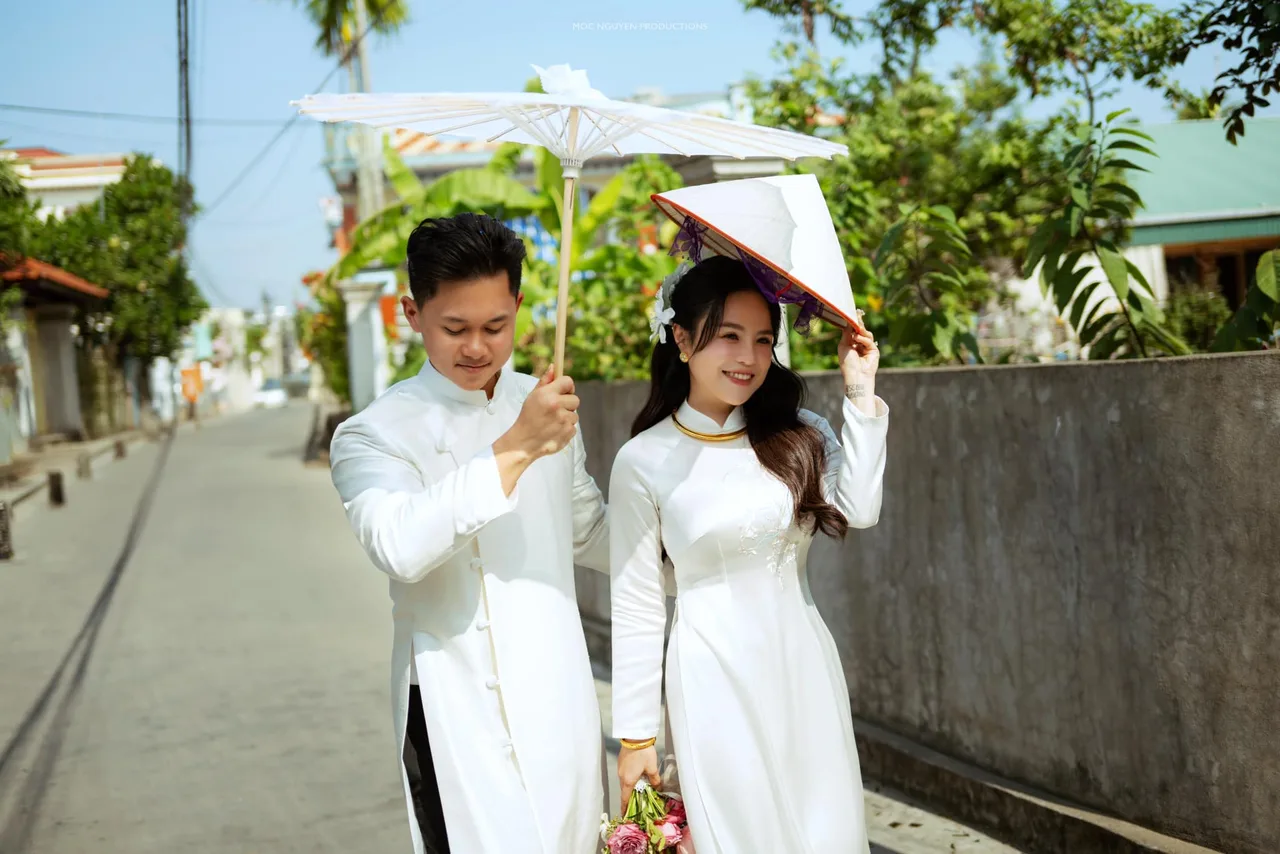 Thái Trinh áo dài trắng