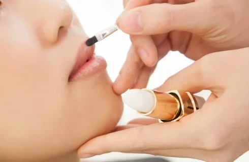 Dưỡng môi hoàn hảo với son dưỡng giúp cho làn môi mịn màng ngay tức khắc