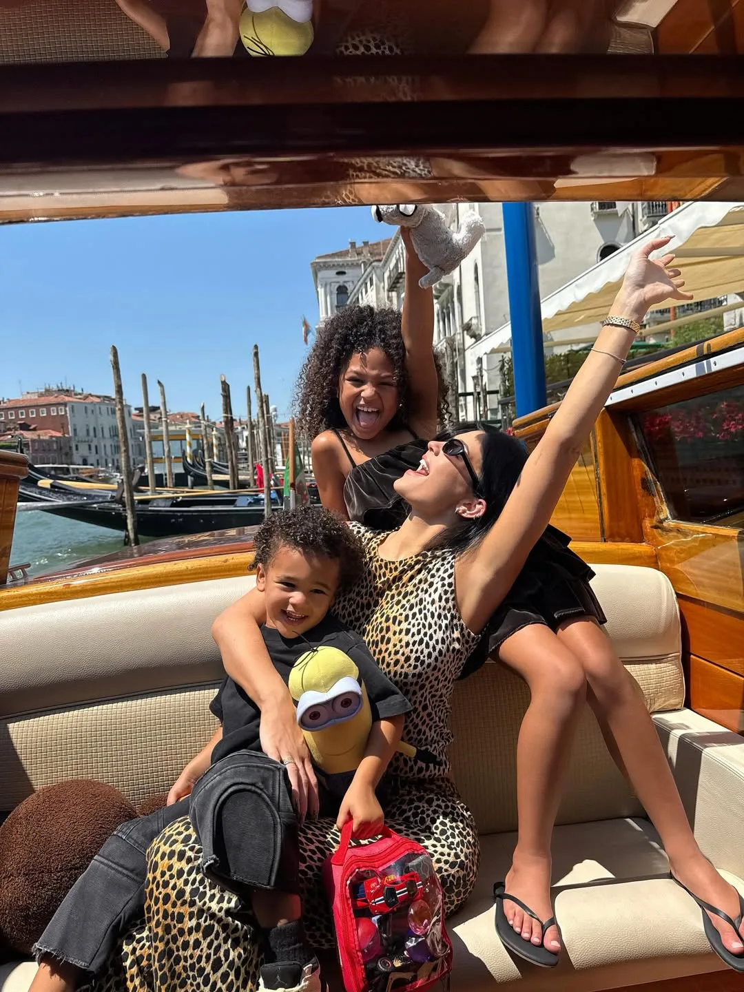 kylie jenner và con trên du thuyền