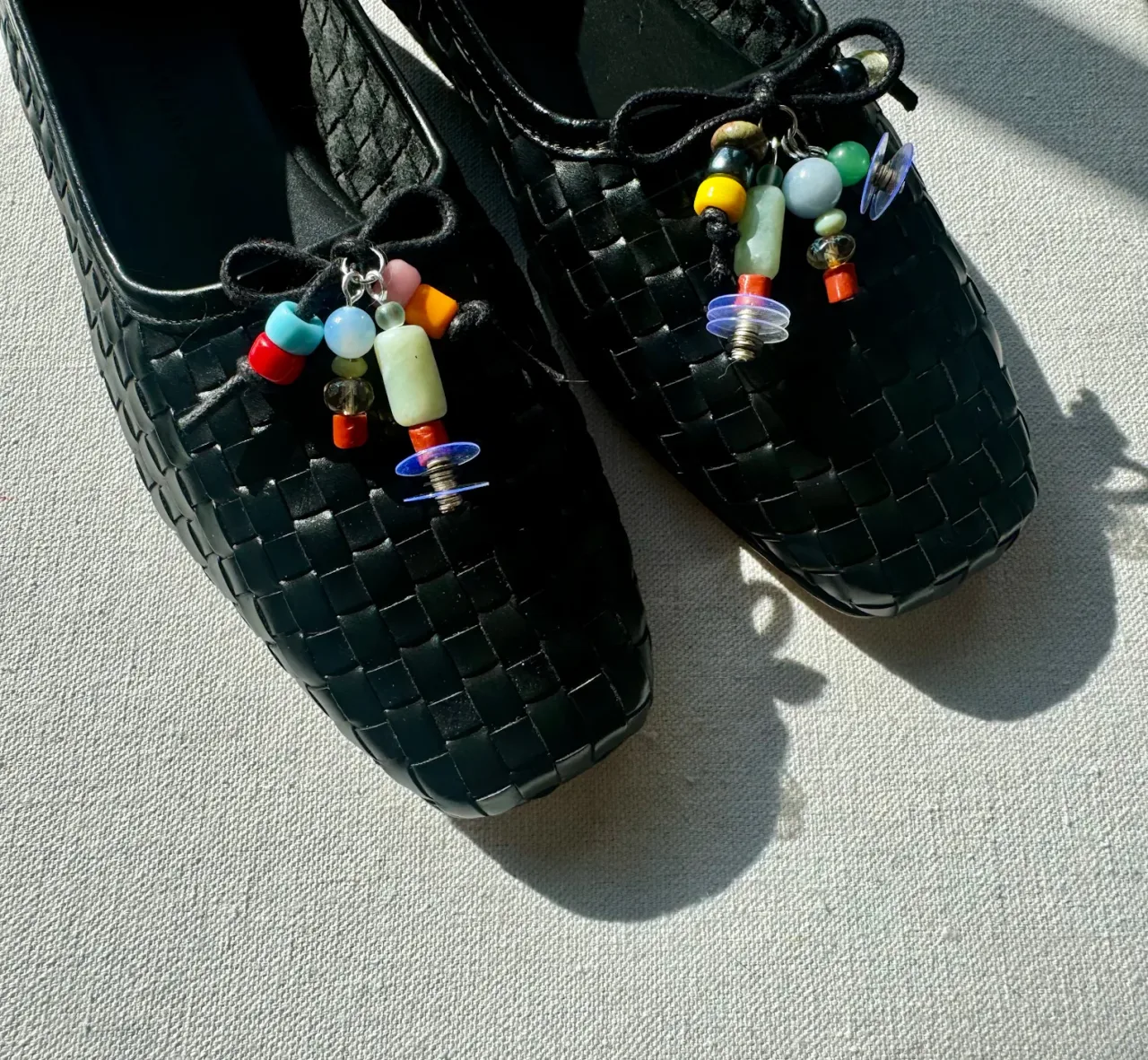 Giày ballet flats móc charm của Don't Let Disco