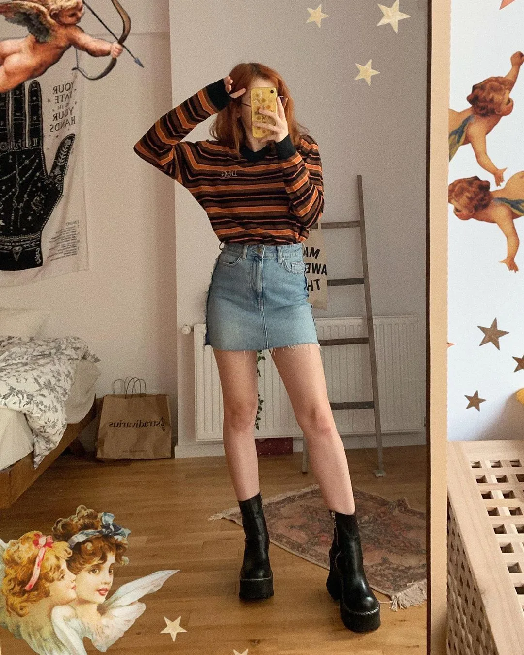 chân váy denim phong cách soft aesthetic áo tay dài kẻ sọc