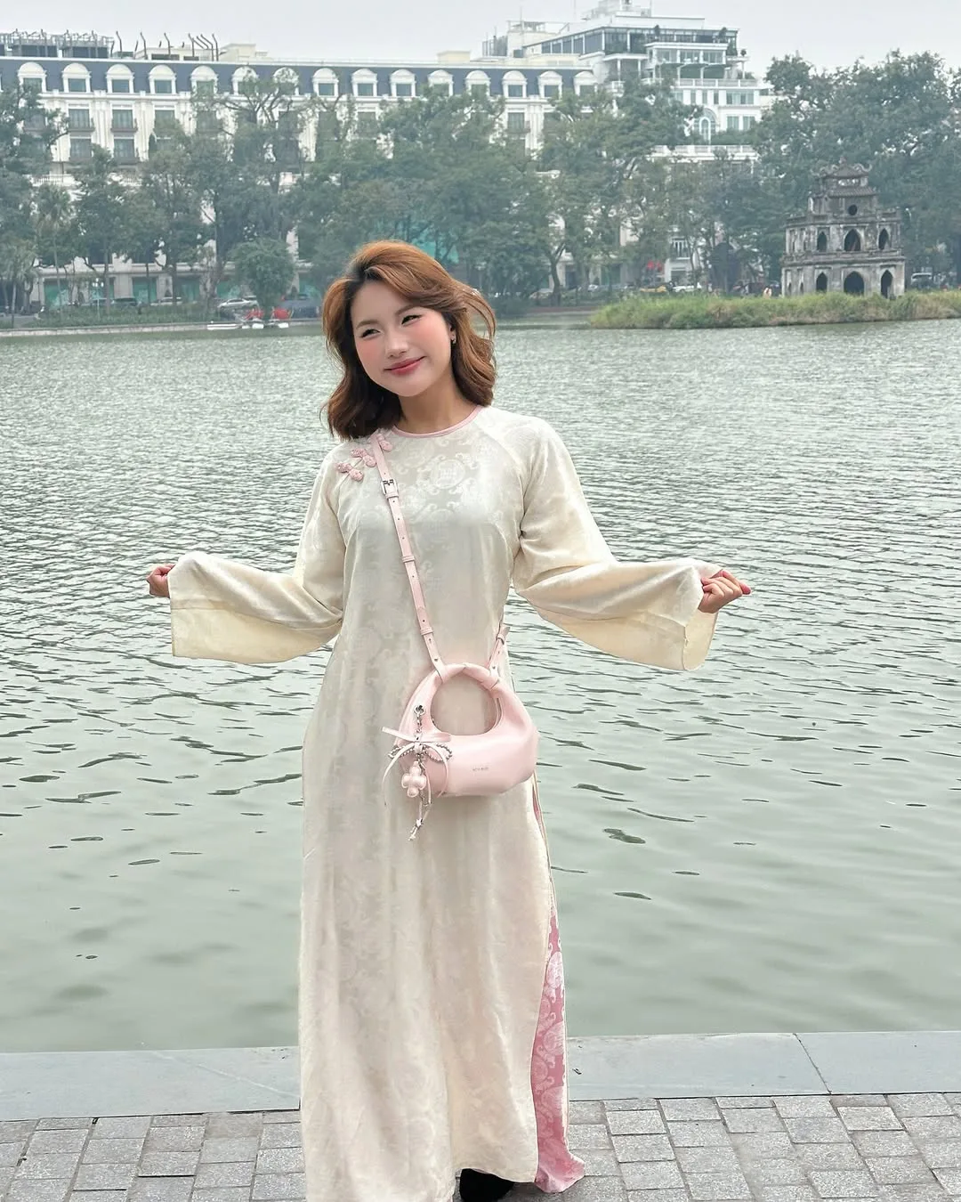 Chiếc nơ da thuộc màu bạc metallic sắc sảo, phụ kiện không thể bỏ qua cho những cô nàng yêu thích sự phá cách.