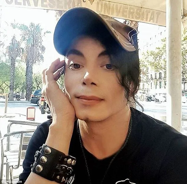Người đàn ông trên thực chất là nam nhạc sĩ người Tây Ban Nha, người thường xuyên đóng giả Michael Jackson và có những chuyến lưu diễn thế giới