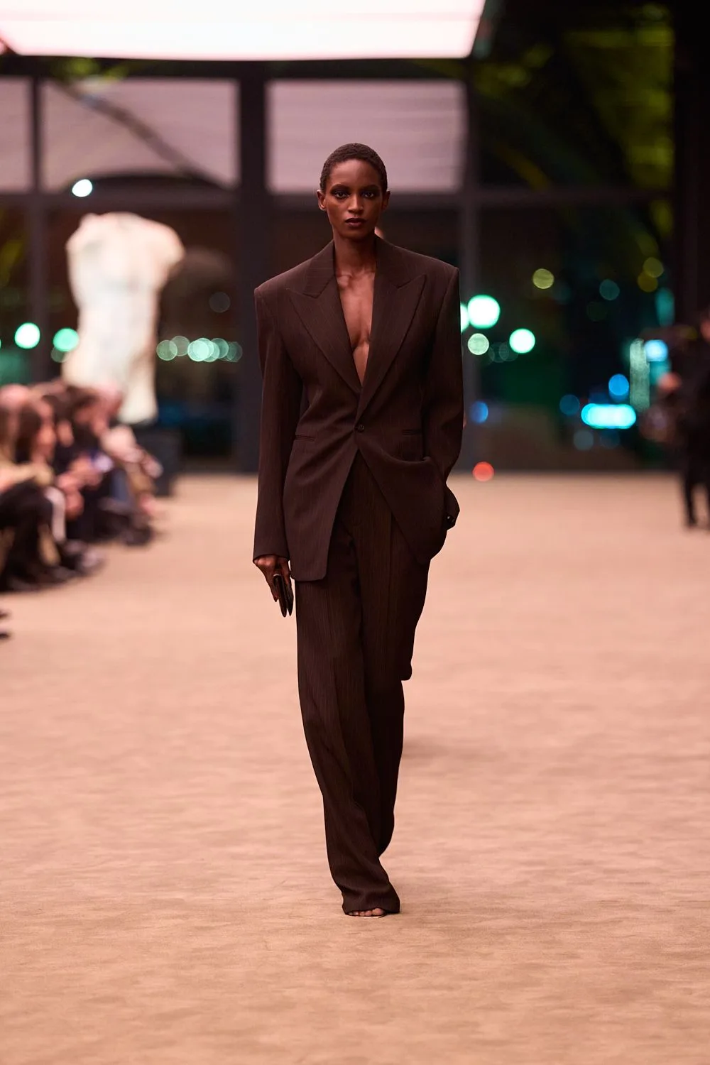 BST Saint Laurent Thu-Đông 2026.