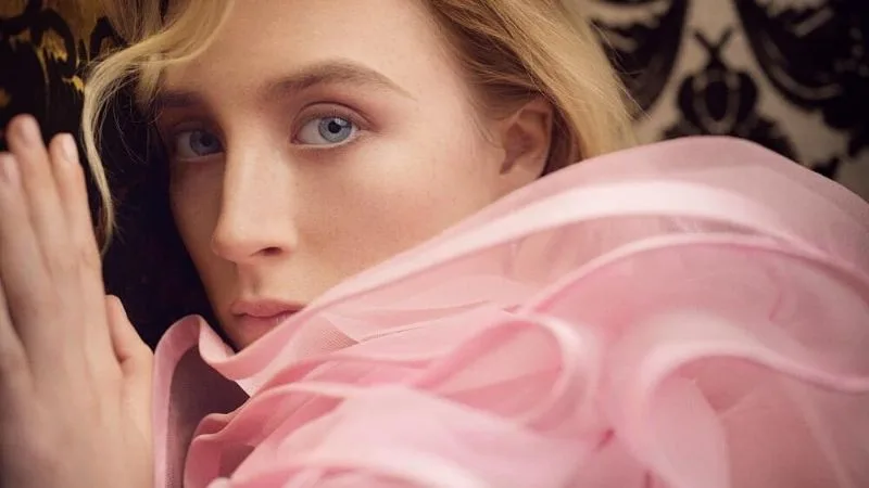 Saoirse Ronan mặc áo màu hồng. Saoirse Ronan mặc áo màu hồng.