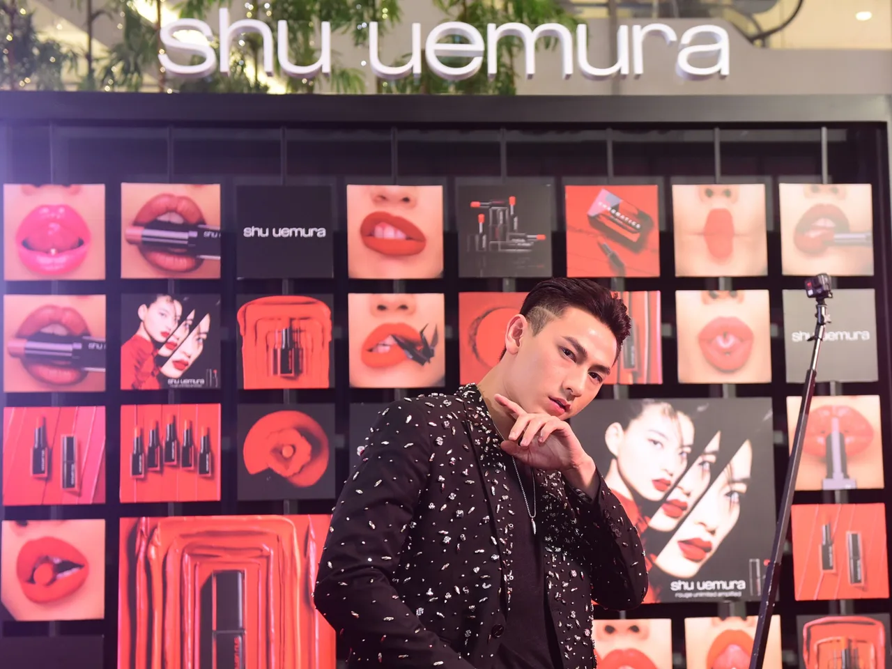 Shu Uemura Issac đứng nghiêng để tay dưới cằm
