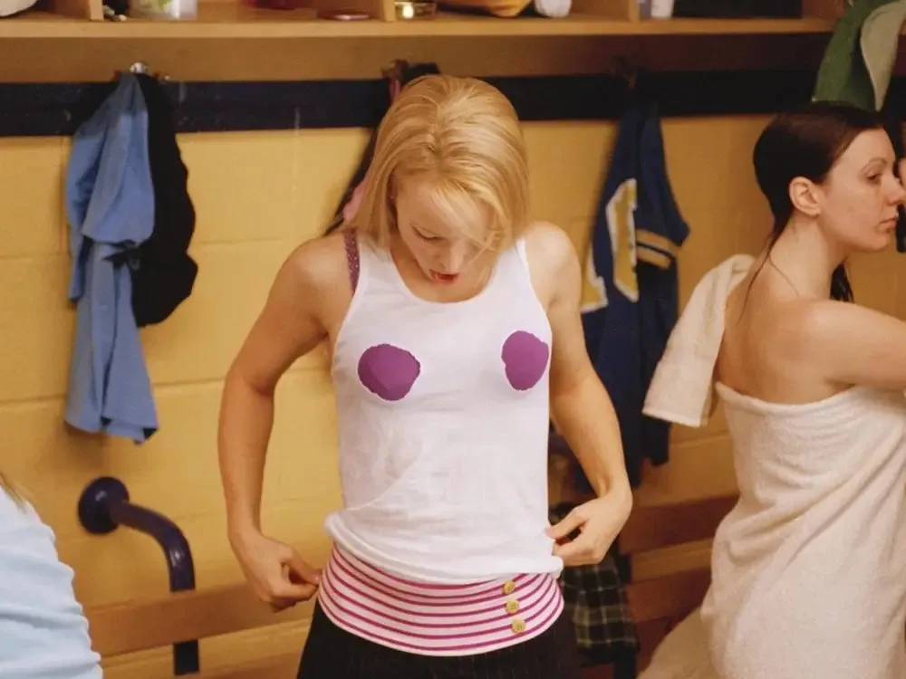 Áo tank top bị cắt của Regina trong Mean Girls