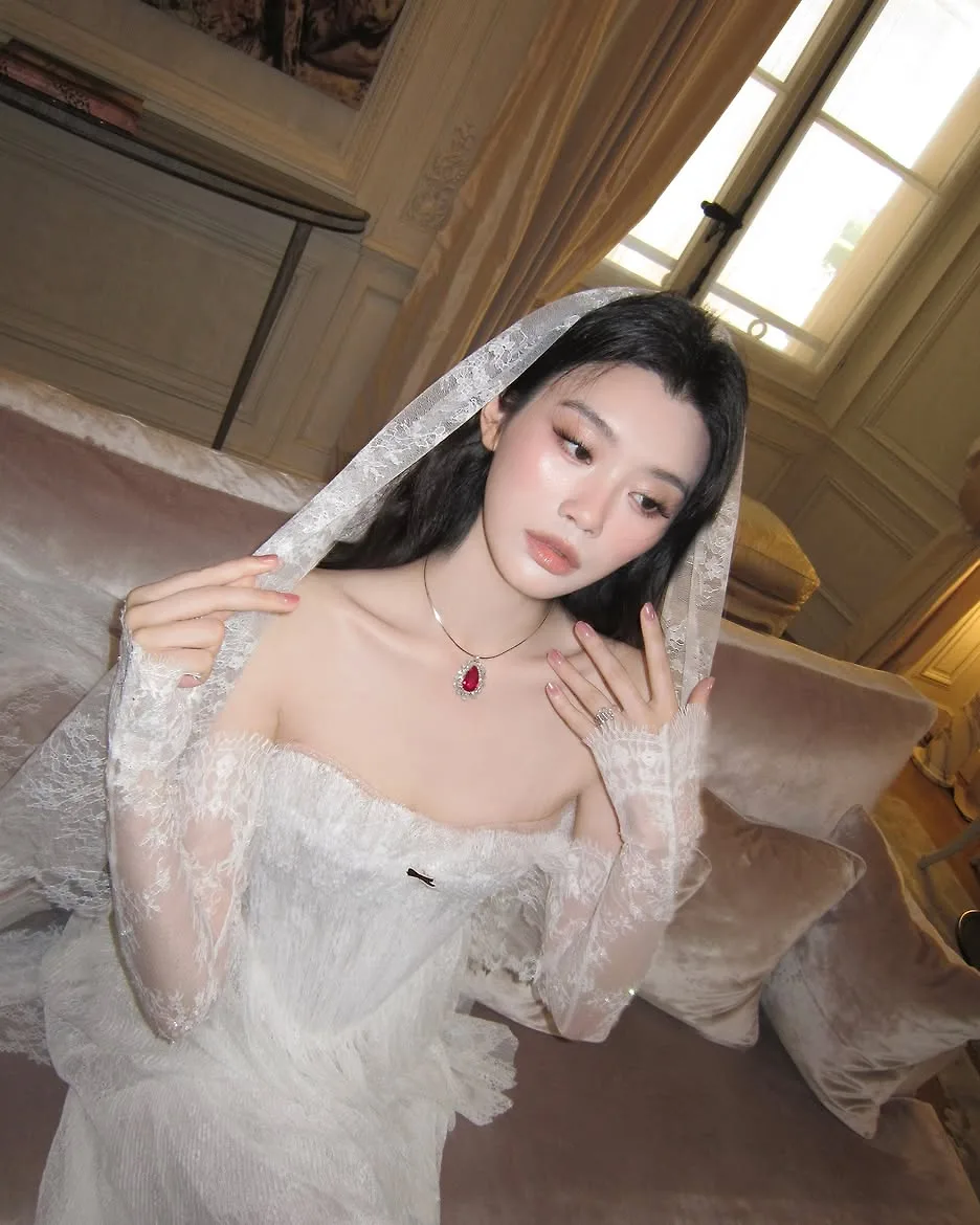 Cô dâu Ming Xi xinh đẹp trong bộ áo cưới.