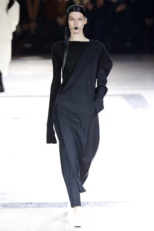 Những mẫu thiết kế mềm mại như nước của Yohji