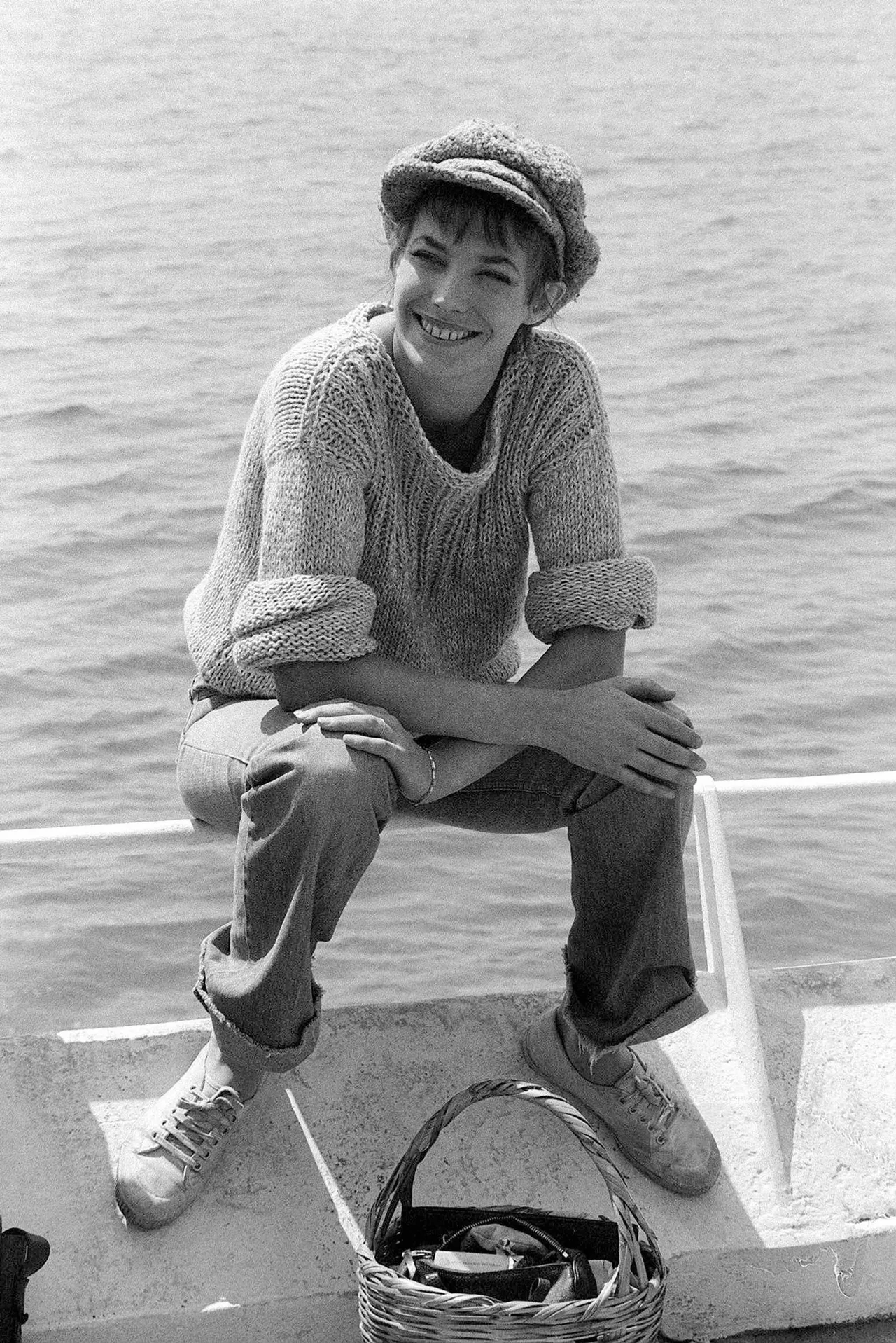 jane birkin đội mũ lưỡi trai giao báo