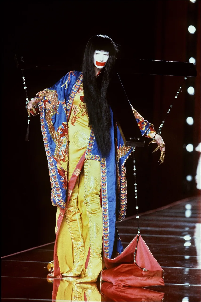 Show Couture Thu-Đông 2000-2001 của Christian Dior