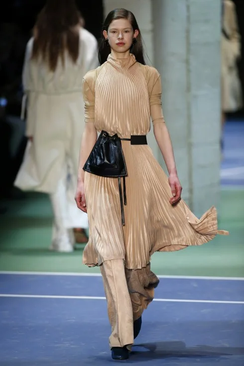 Chiếc váy xếp li với tông màu nude ngọt ngào từ Celine
