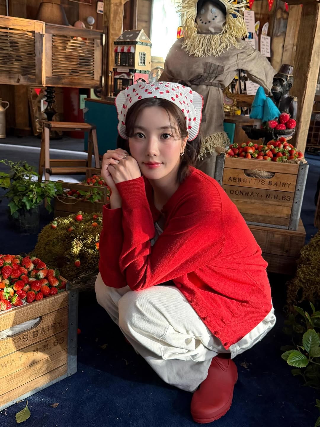 "Nữ thần mùa Hè" Kwon Eun-bi ngọt ngào trong chiếc áo cardigan ôm sát phối cùng khăn bandana họa tiết quả dâu nhỏ xinh.