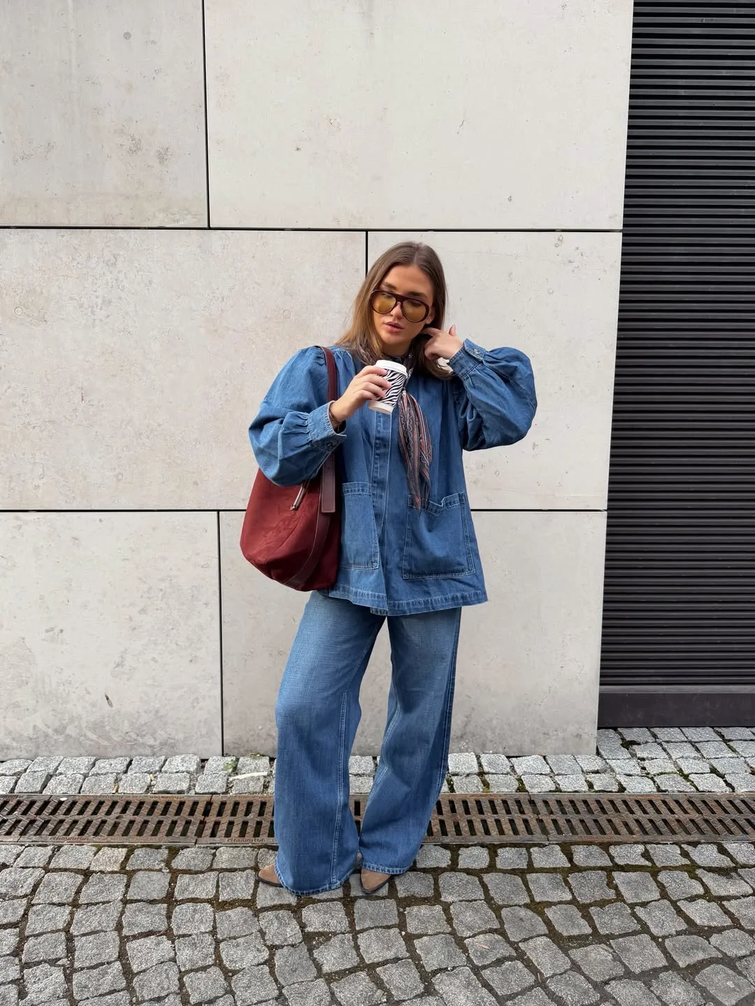 Nâng tầm outfit denim với phụ kiện da/da lộn màu nâu trầm mang hơi hướng cổ điển.