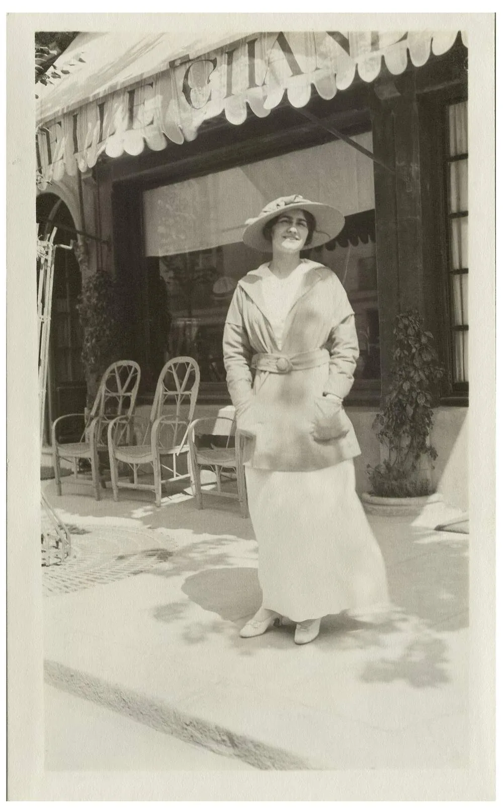 Gabrielle Chanel trước cửa hiệu Chanel Deauville