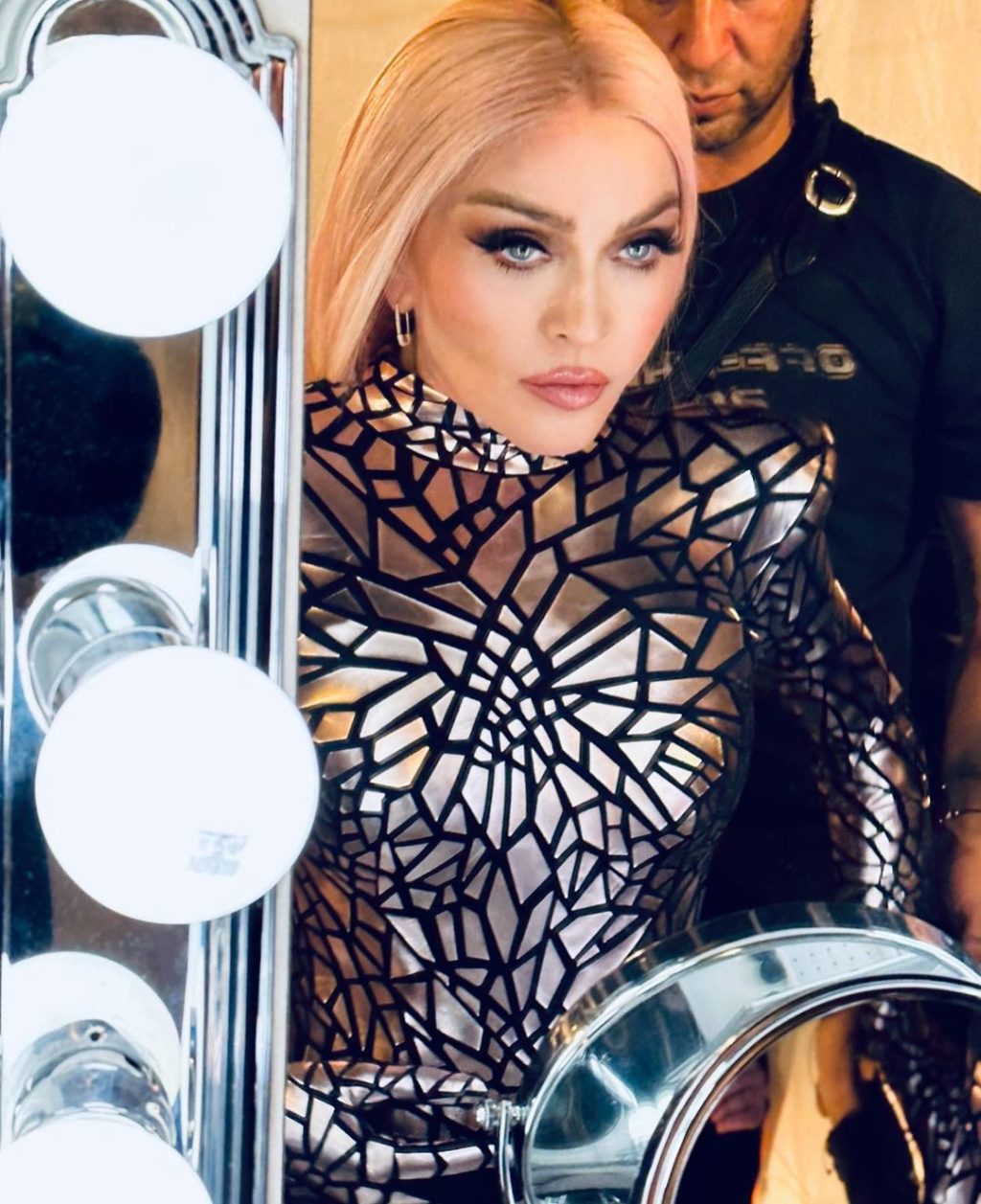 Madonna trang điểm mắt khói trong tour Celebration