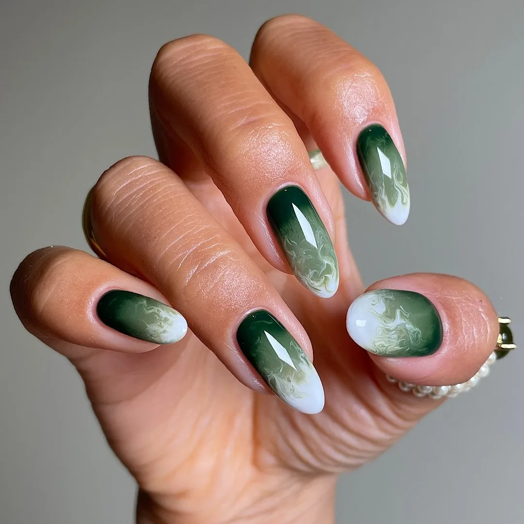 Hình ảnh kiểu nail matcha với sự kết hợp giữa màu xanh lá và trắng cùng hiệu ứng loang màu.