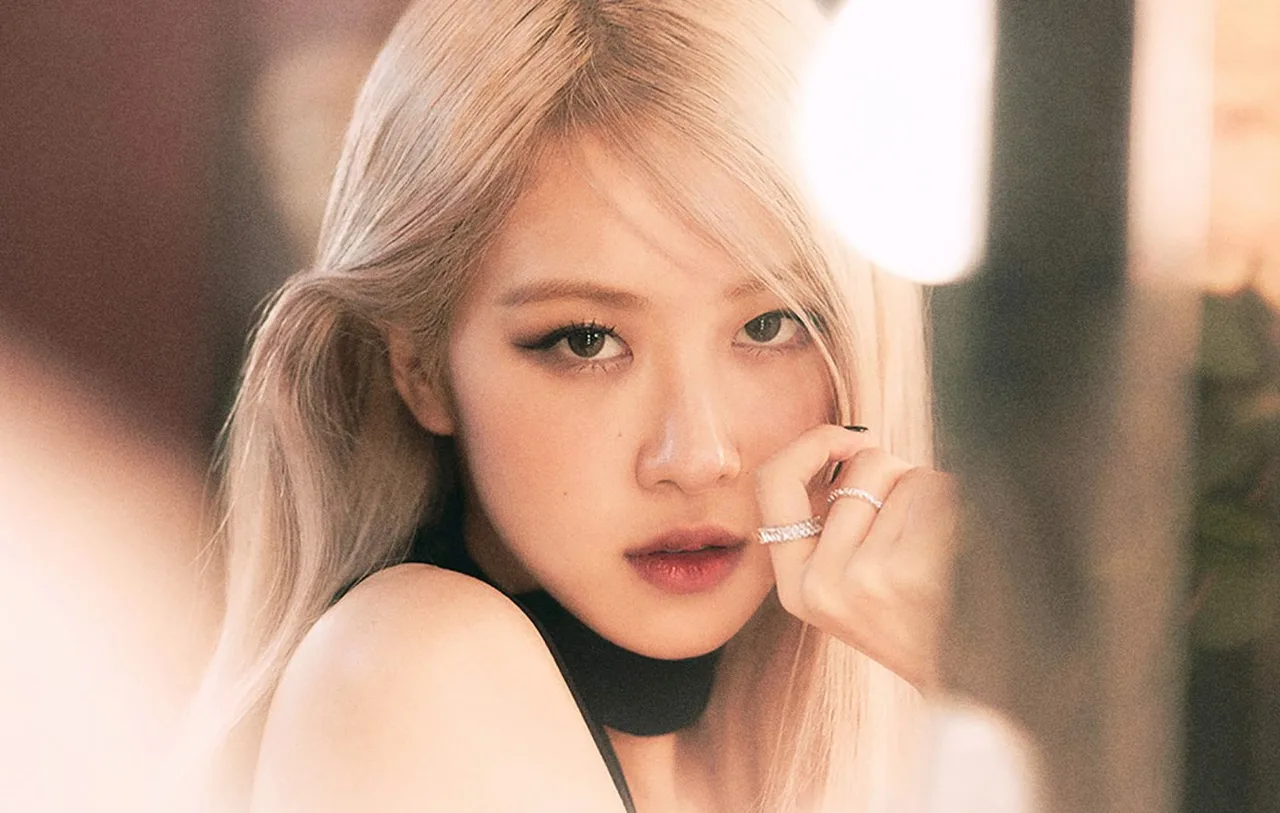 Rosé (BlackPink) đầy mê hoặc với tóc mái dài rẽ ngôi lệch che trán cao