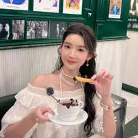 cô gái đang thưởng thức món ngon