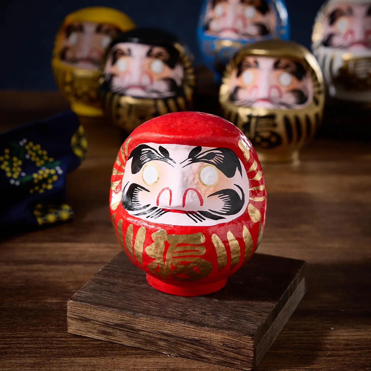 búp bê daruma linh vật phong thủy cho cửa ra vào