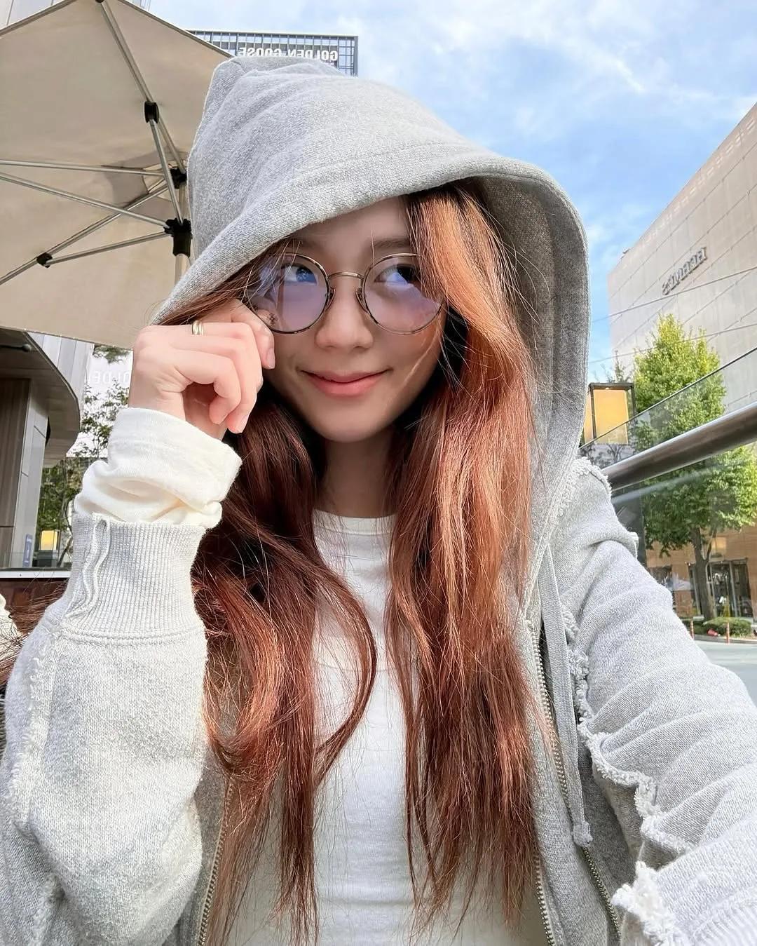 Jisoo (Blackpink) diện phong cách "geek-chic"
