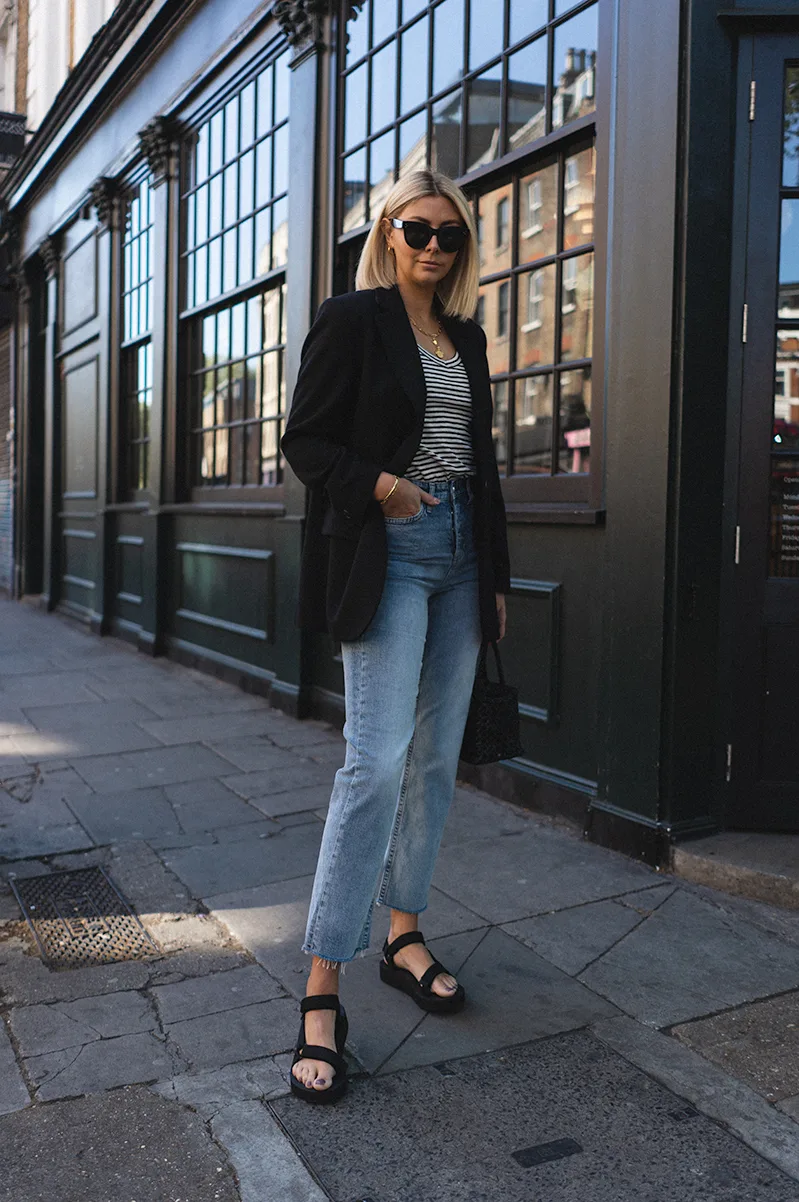 Emma Hill phối giày sandal nữ đế thô và blazer