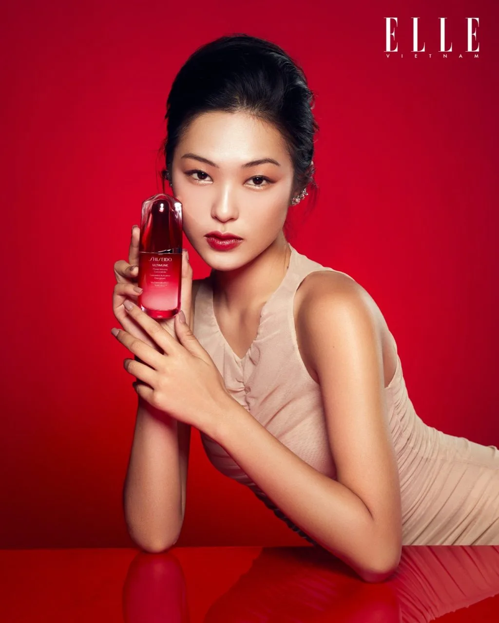 Bên trong vẻ dịu dàng Á Đông là sức mạnh tiềm ẩn, quyết liệt ngay trong cả nét nữ tính. Ultimune TĂNG CƯỜNG hệ miễn dịch và chức năng phòng thủ sẵn có của làn da, để sự rạng rỡ tỏa ra từ nền tảng khỏe mạnh bên trong. Trang phục NTK CHÂU PHẠM. Phụ kiện của stylist. Son môi Gel TechnoSatin màu Red Shift SHISEIDO Bên trong vẻ dịu dàng Á Đông là sức mạnh tiềm ẩn, quyết liệt ngay trong cả nét nữ tính. Ultimune TĂNG CƯỜNG hệ miễn dịch và chức năng phòng thủ sẵn có của làn da, để sự rạng rỡ tỏa ra từ nền tảng khỏe mạnh bên trong. Trang phục NTK CHÂU PHẠM. Phụ kiện của stylist. Son môi Gel TechnoSatin màu Red Shift SHISEIDO