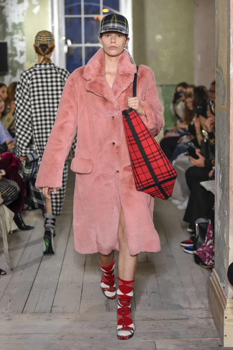 Biểu tình tại show của Burberry London Fashion Week 2018